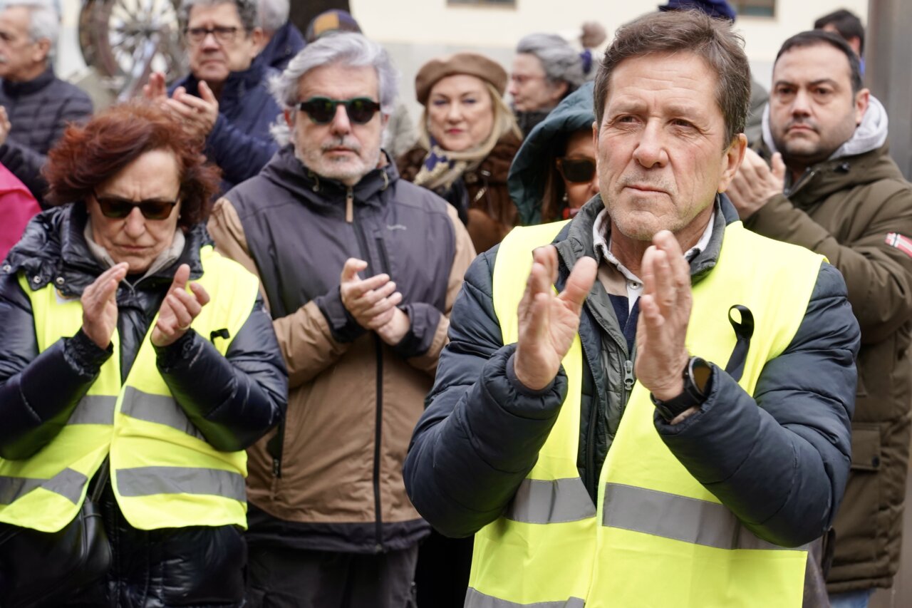Personas aplaudiendo en manifestación por la defensa de Feve en León