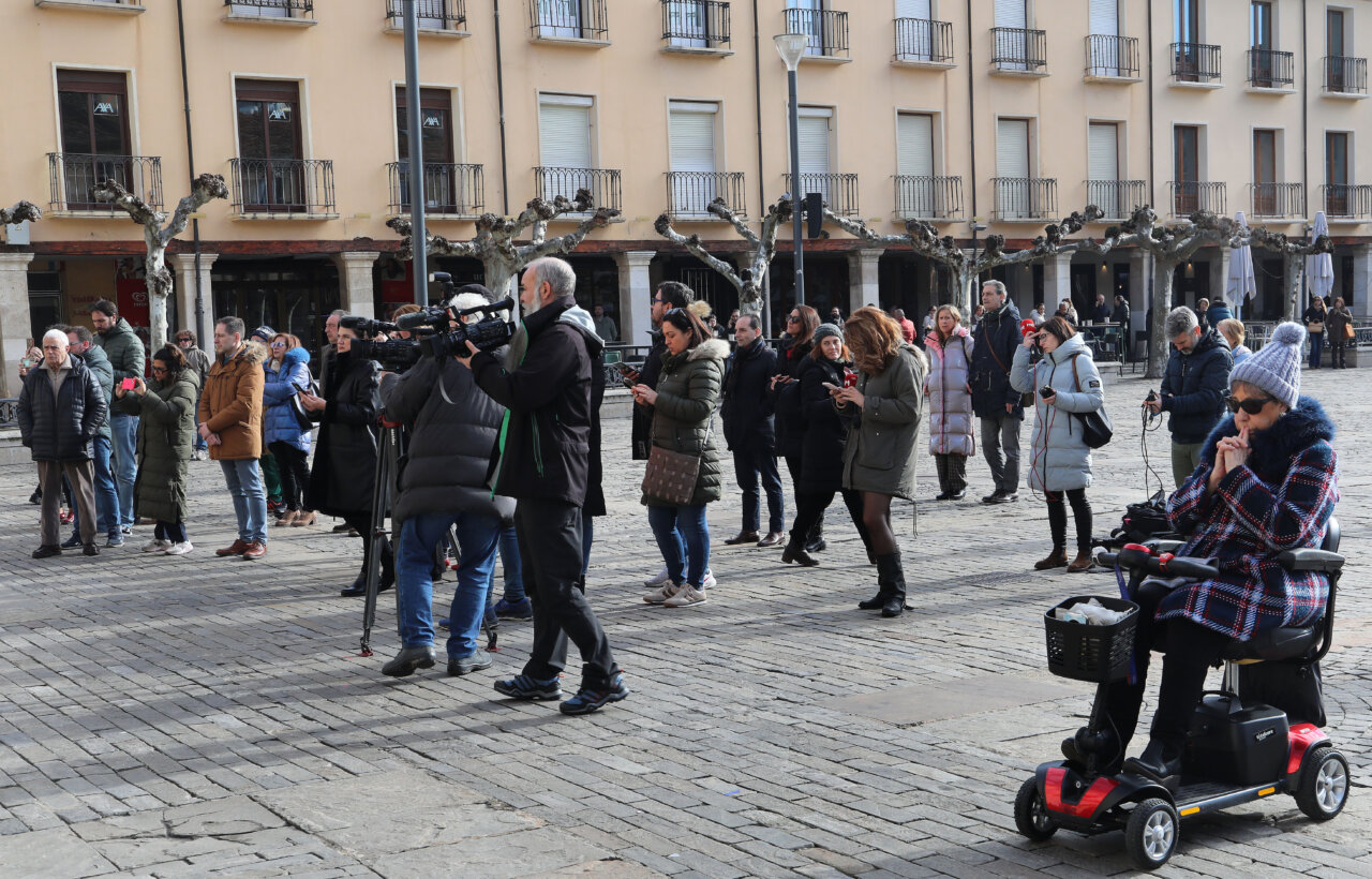 Minuto de silencio en la Plaza Mayor de Palencia por víctimas de accidente ferroviario.