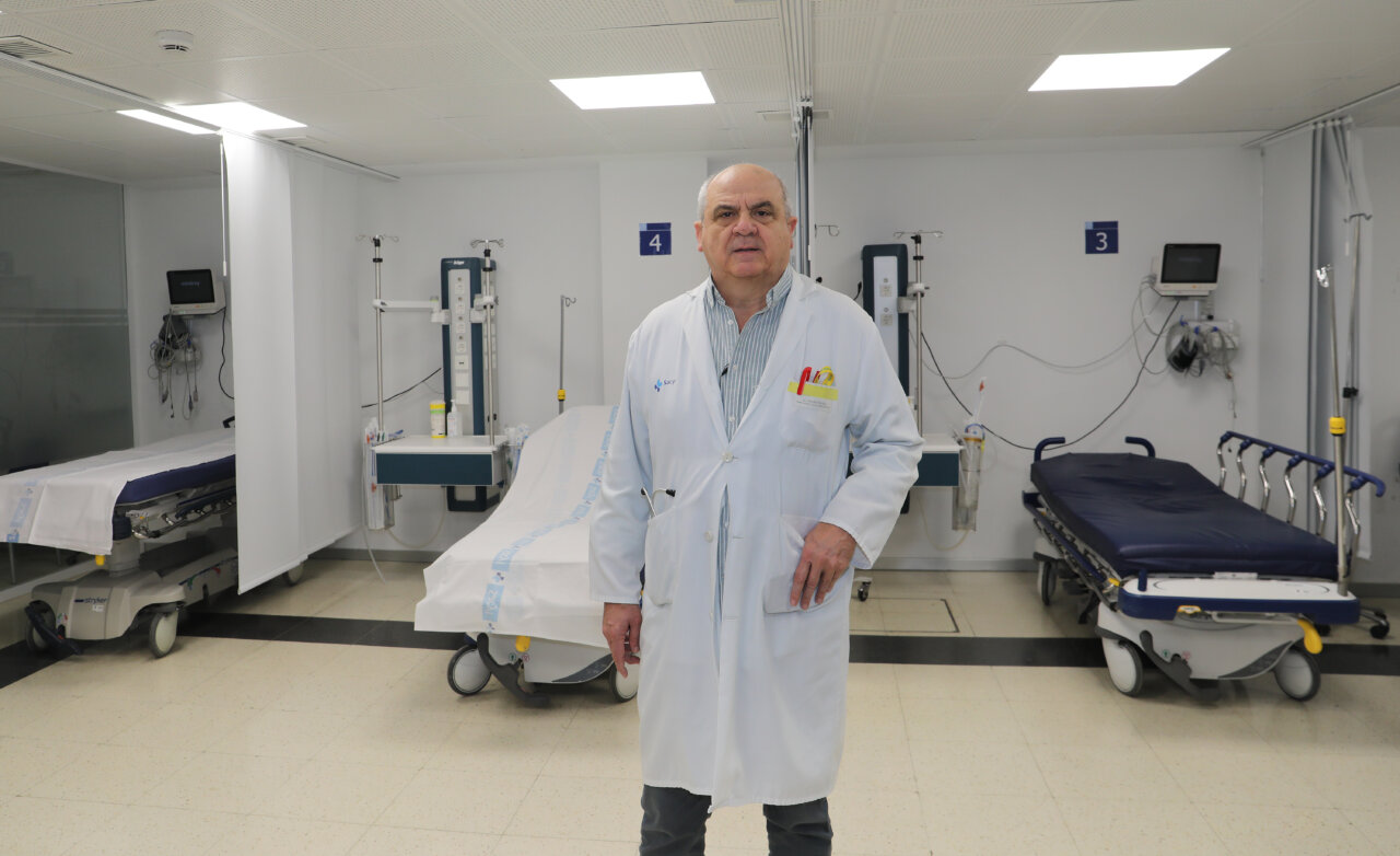 Gonzalo Ibáñez en el hospital de Palencia, vestido de médico.