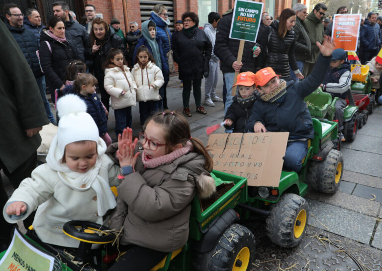 Tractorada infantil: manifestación de los agricultores en Palencia, el 29 de enero de 2026. FOTOS: BRÁGIMO (ICAL)