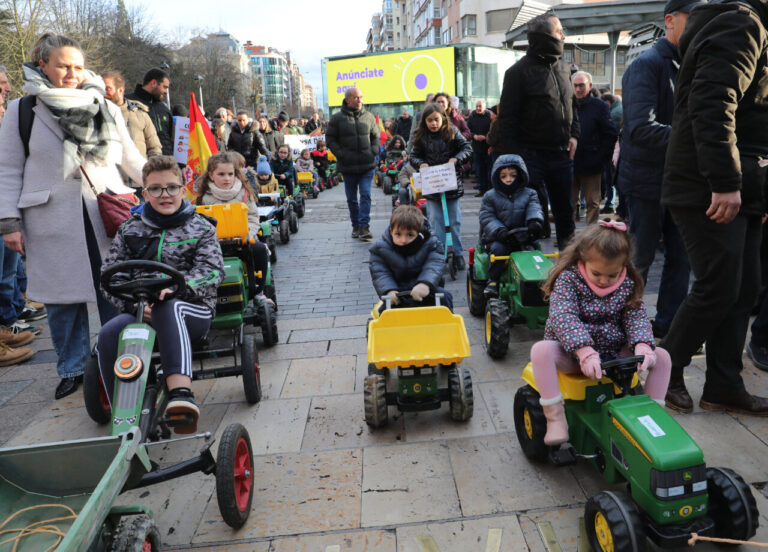 Tractorada infantil: manifestación de los agricultores en Palencia, el 29 de enero de 2026. FOTOS: BRÁGIMO (ICAL)