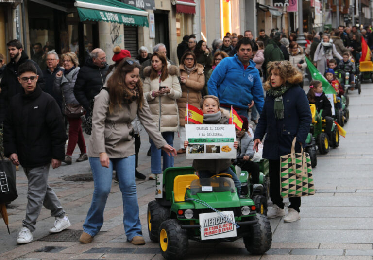 Tractorada infantil: manifestación de los agricultores en Palencia, el 29 de enero de 2026. FOTOS: BRÁGIMO (ICAL)