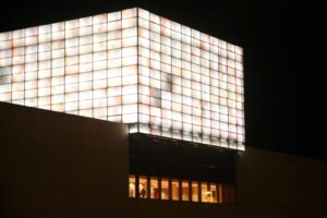 Edificio iluminado en la noche con diseño moderno y ventanas