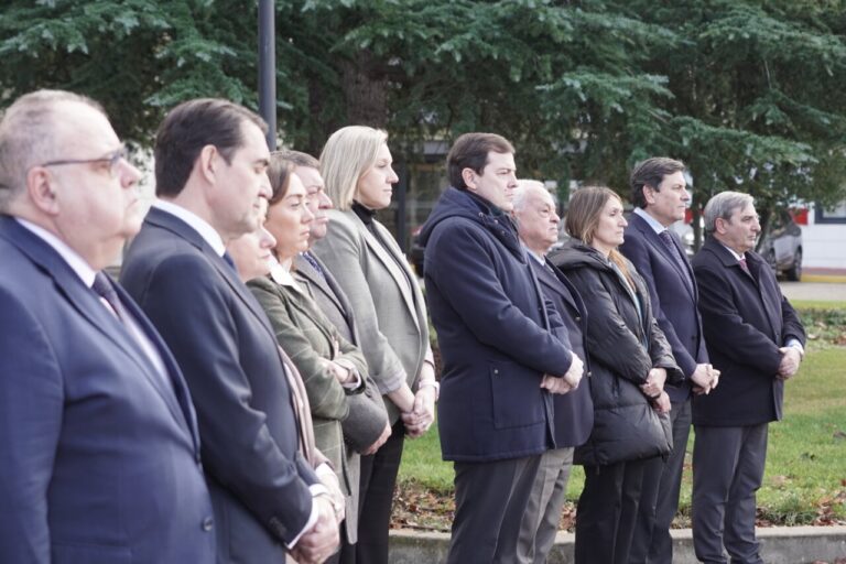 Mañueco y consejeros en un minuto de silencio en Valladolid