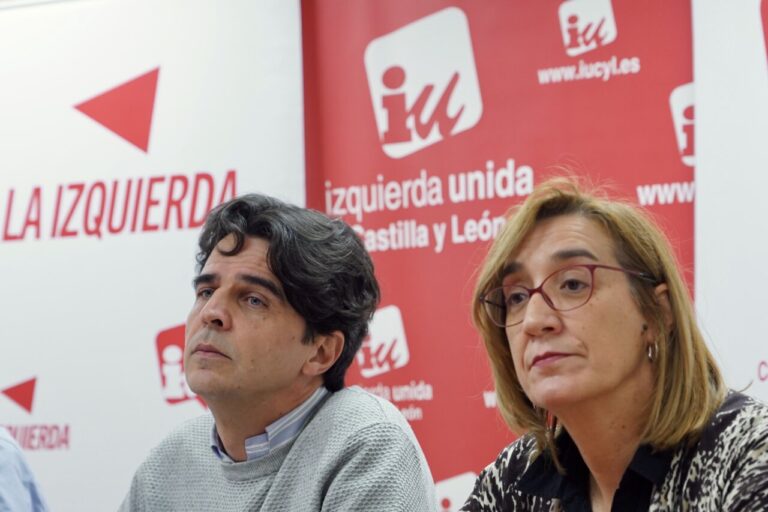 Candidatos de IU discutiendo sobre la coalición con Podemos