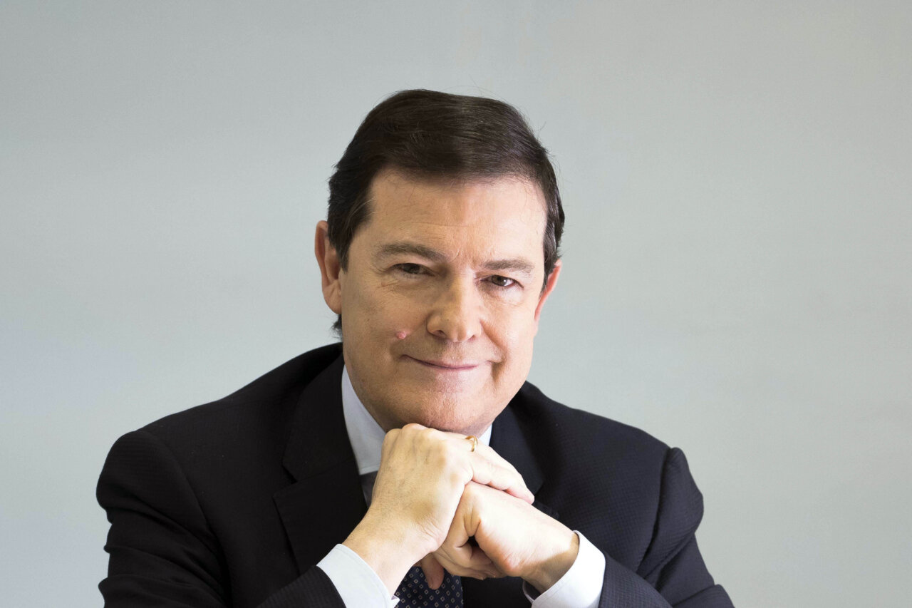 Retrato del presidente del PP con expresión confiada y manos entrelazadas