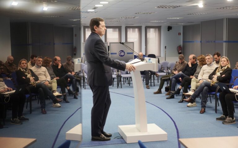 Mañueco hablando en un evento del PP con audiencia atenta