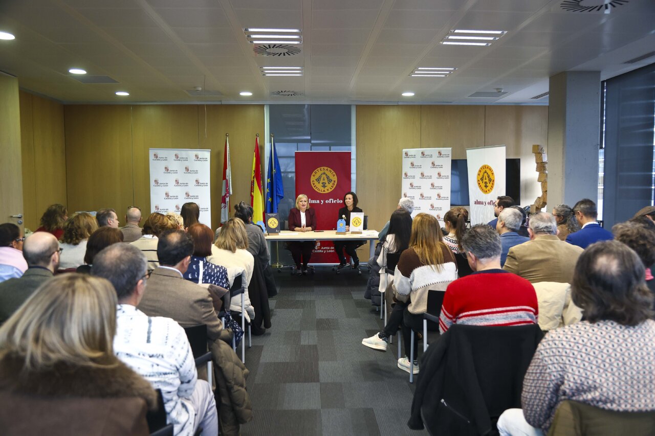 Entrega de distintivos de artesanía en Castilla y León con asistentes