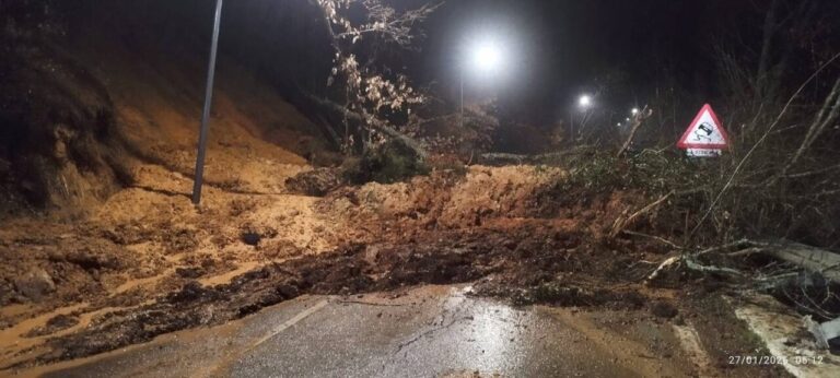 Desprendimiento de tierra bloquea acceso a Guardo desde la CL-615
