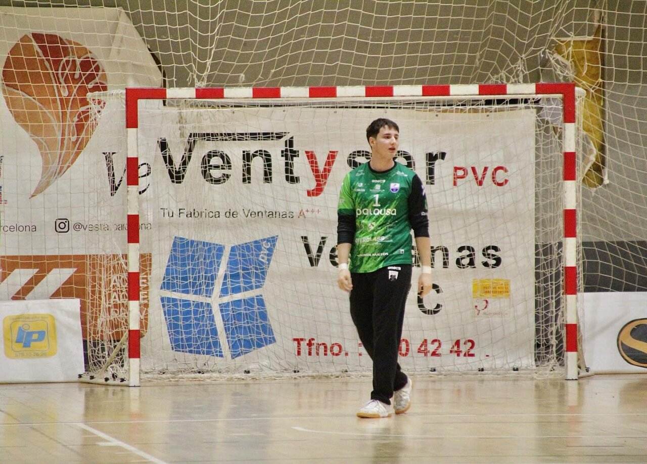 Portero del equipo Balopal en acción durante un partido de balonmano