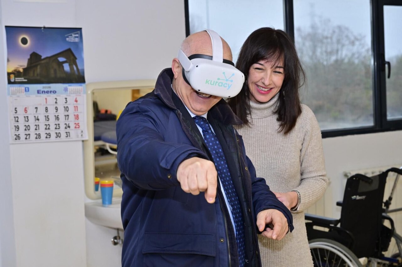 Persona usando gafas de realidad virtual en un centro de atención sociosanitaria