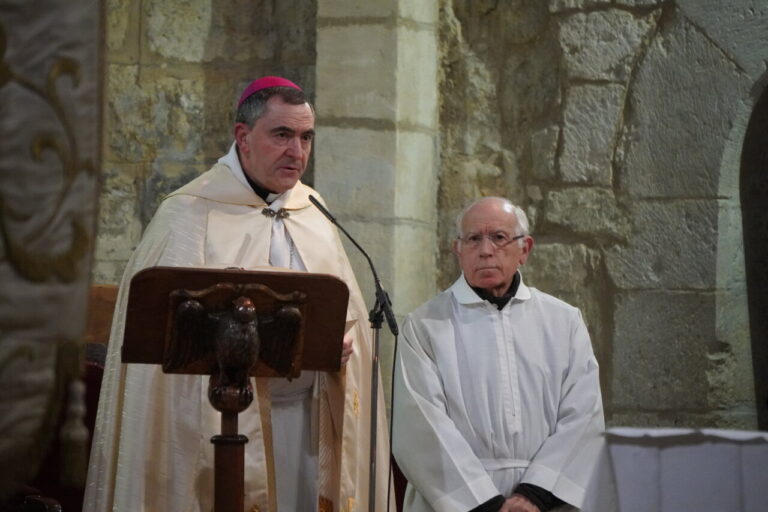 Ceremonia de bautizo en la iglesia San Miguel con un obispo y un sacerdote.