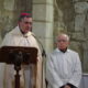 Ceremonia de bautizo en la iglesia San Miguel con un obispo y un sacerdote.