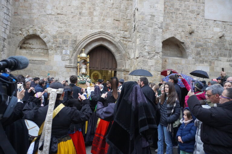 Celebración del bautizo del niño en San Miguel con multitud de personas