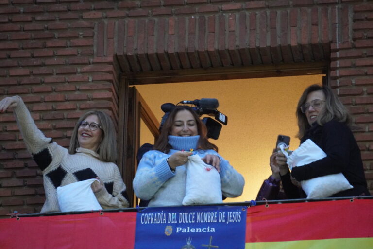 Tres mujeres en un balcón durante el bautizo del niño en San Miguel.