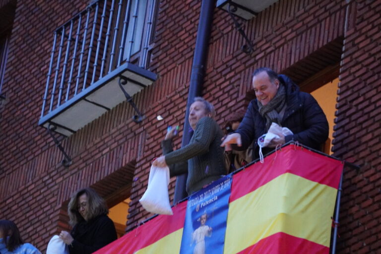 Personas celebrando un bautizo desde un balcón en San Miguel
