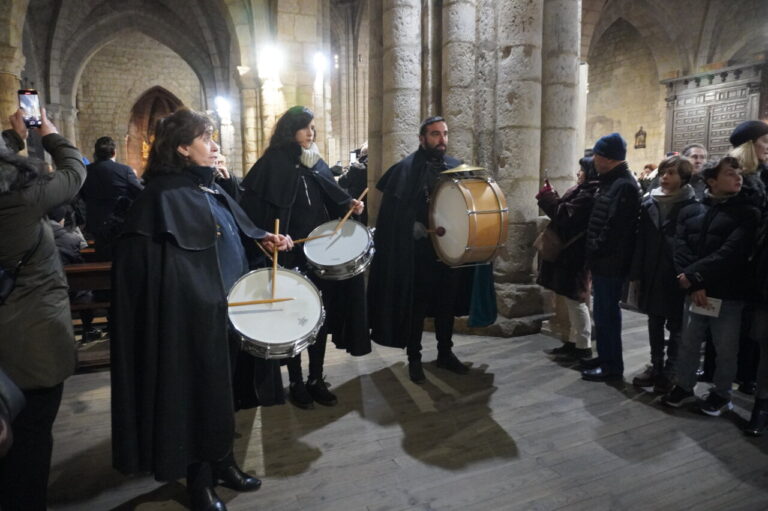 Músicos con tambores en una ceremonia religiosa en San Miguel