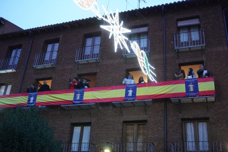 Personas en balcones durante el bautizo del niño en San Miguel