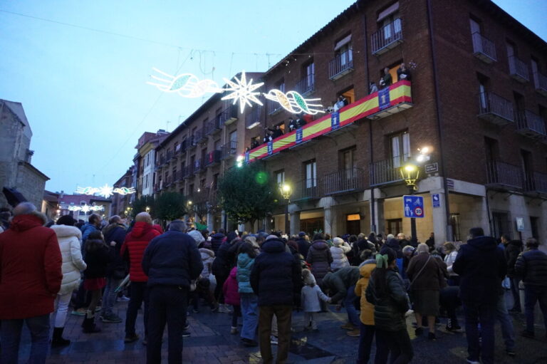 Multitud reunida durante el bautizo del niño en San Miguel