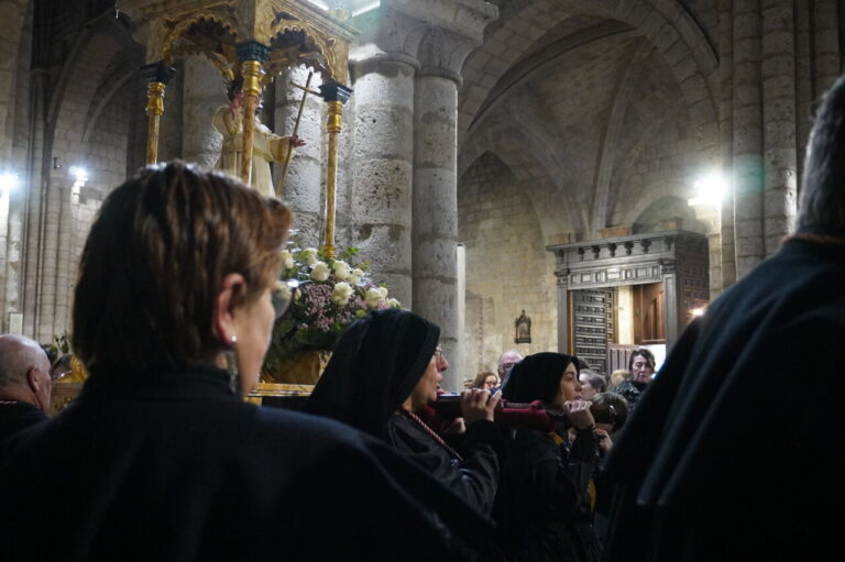 Ceremonia del bautizo en San Miguel con personas y decoración floral