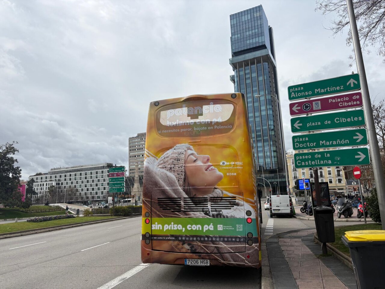Autobús turístico de Palencia en Madrid con publicidad atractiva