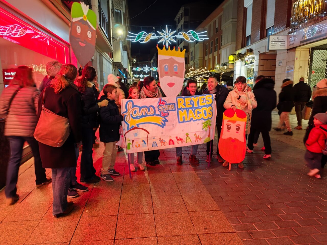 Grupo de personas celebrando la cabalgata de Reyes Magos en Palencia