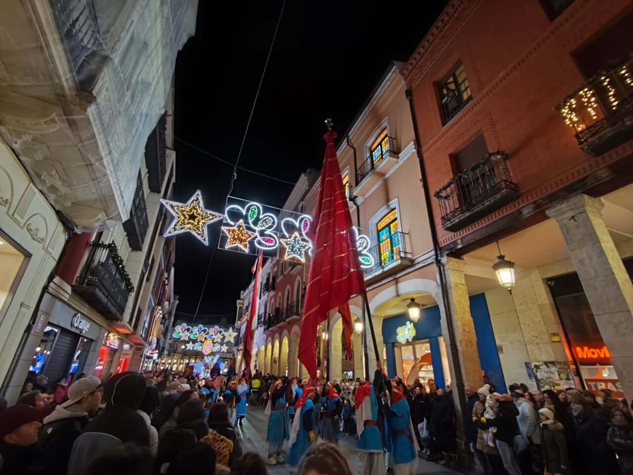 Desfile de la cabalgata de Reyes en Palencia con la ballena Moby Dick