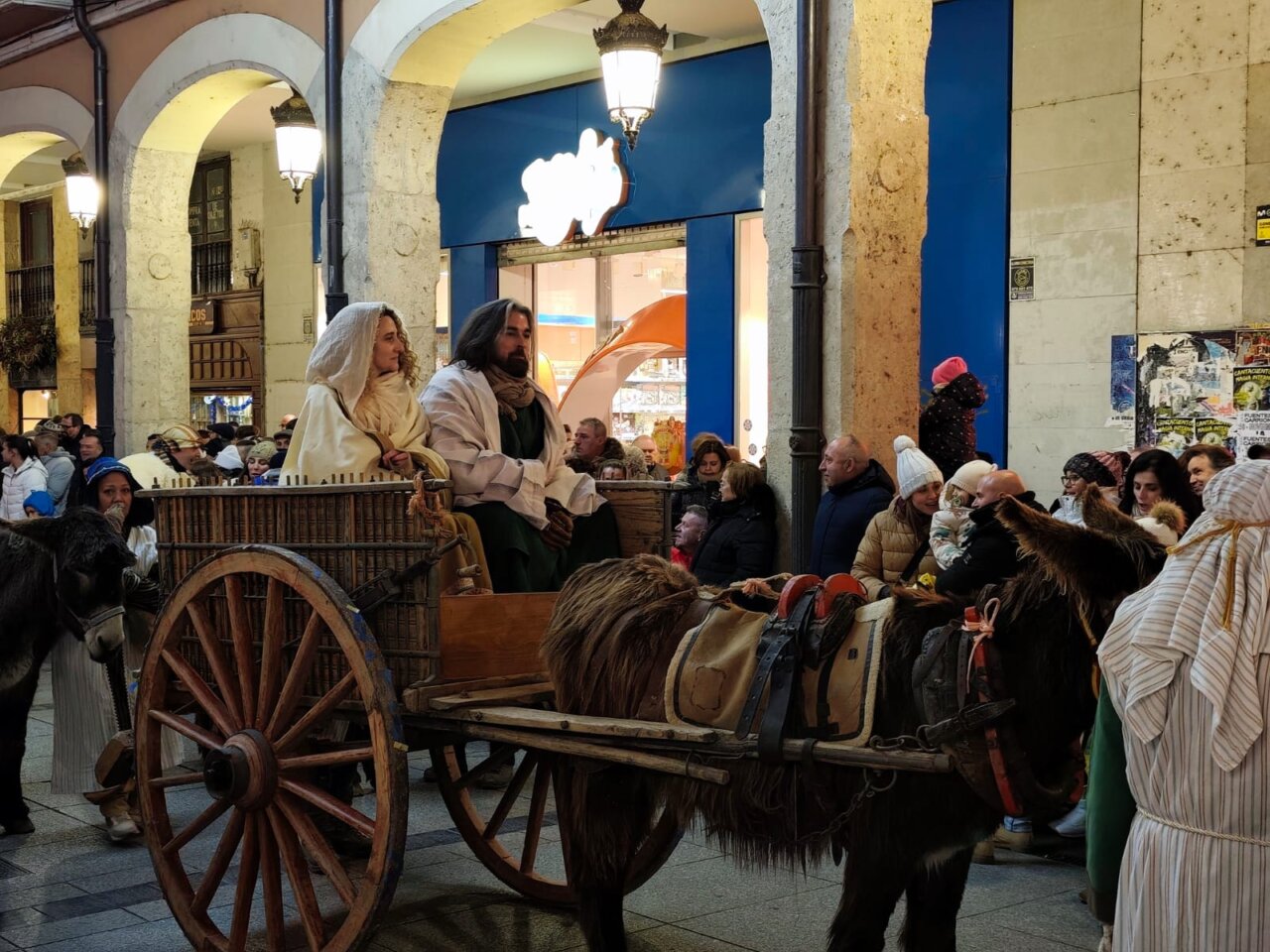 Participantes en la cabalgata de Reyes Magos en Palencia con carroza y burro.