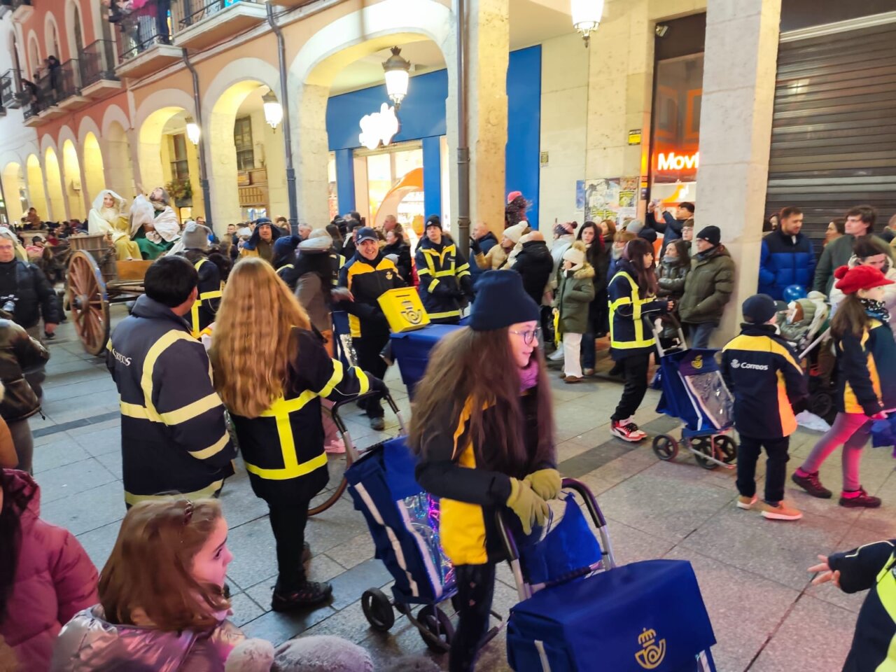 Cabalgata de Reyes en Palencia con Moby Dick y participantes en la calle