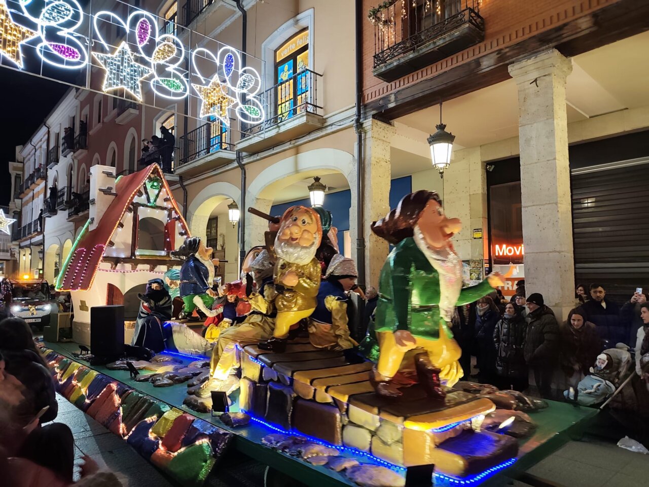 Carroza de la cabalgata de Reyes con personajes y luces en Palencia