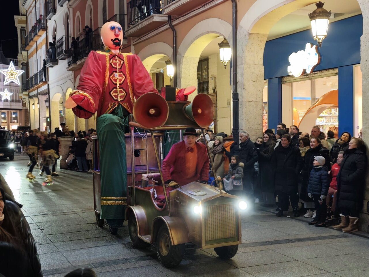 Carroza de la cabalgata de Reyes en Palencia con un gigante Moby Dick