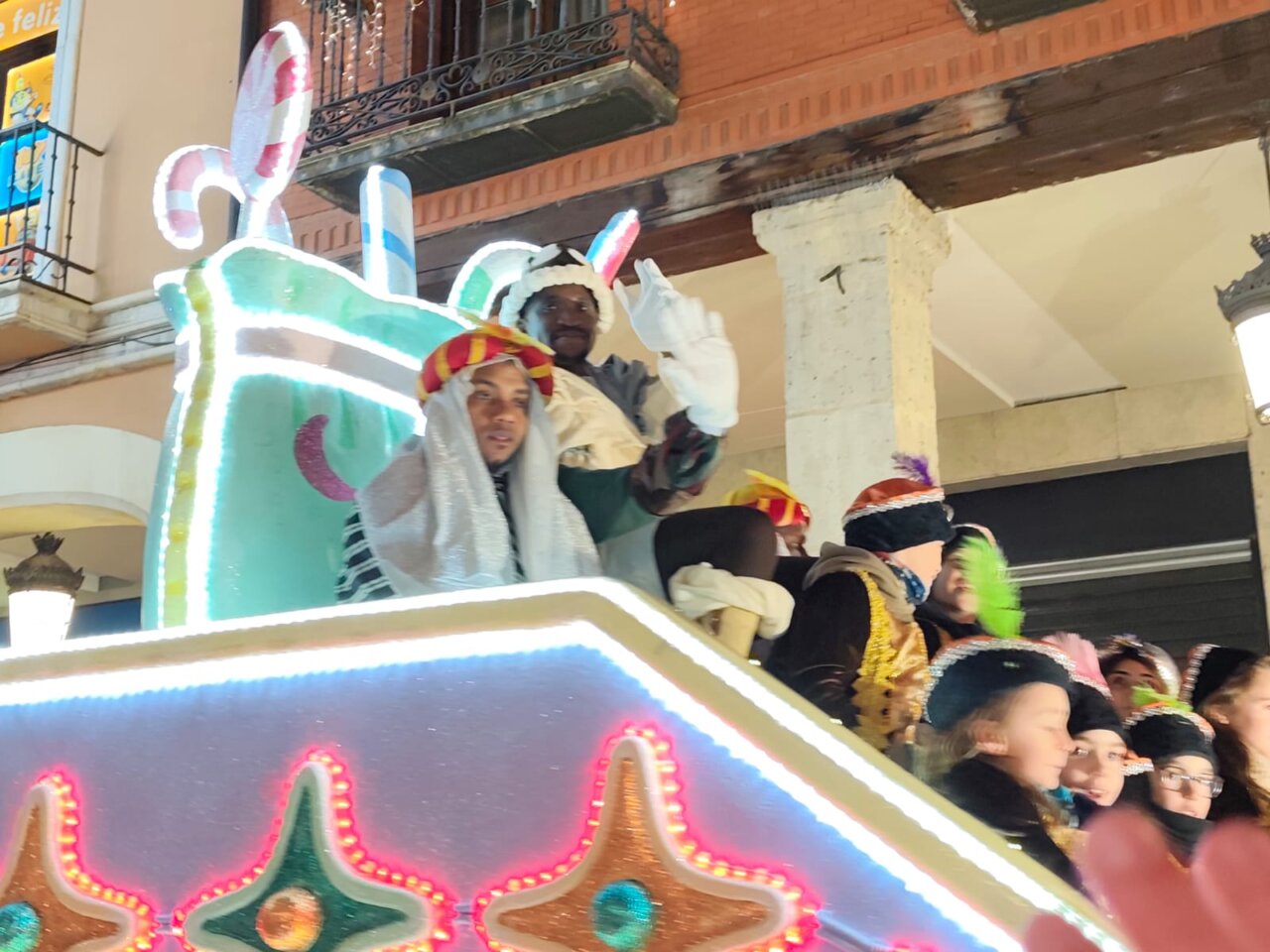 Participantes en la cabalgata de Reyes Magos en Palencia con carrozas iluminadas