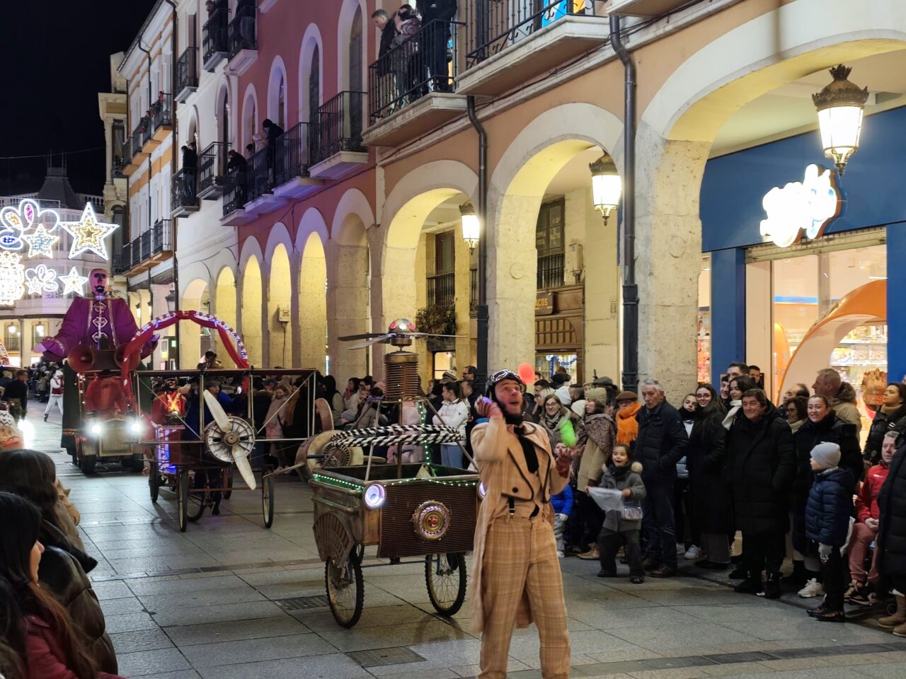 Cabalgata de Reyes en Palencia con Moby Dick y artistas en la calle