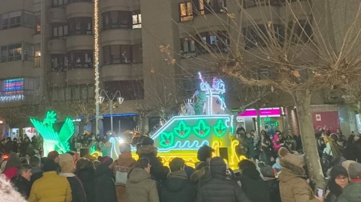 Multitud en la cabalgata de Reyes Magos en Palencia con carrozas iluminadas
