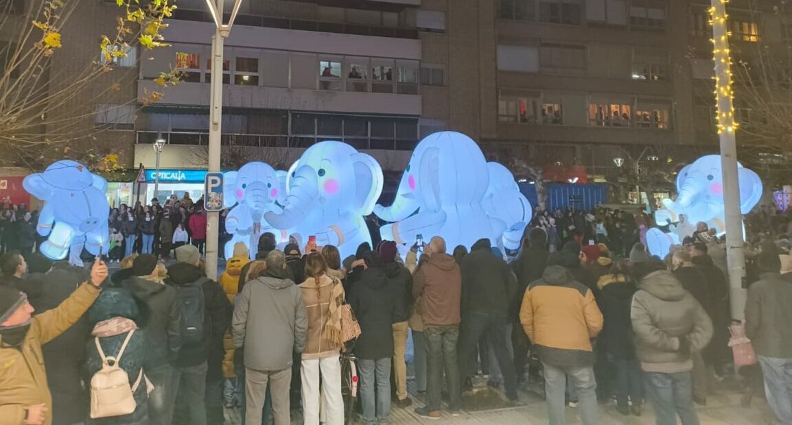 Espectáculo de la cabalgata de Reyes Magos en Palencia con figuras iluminadas