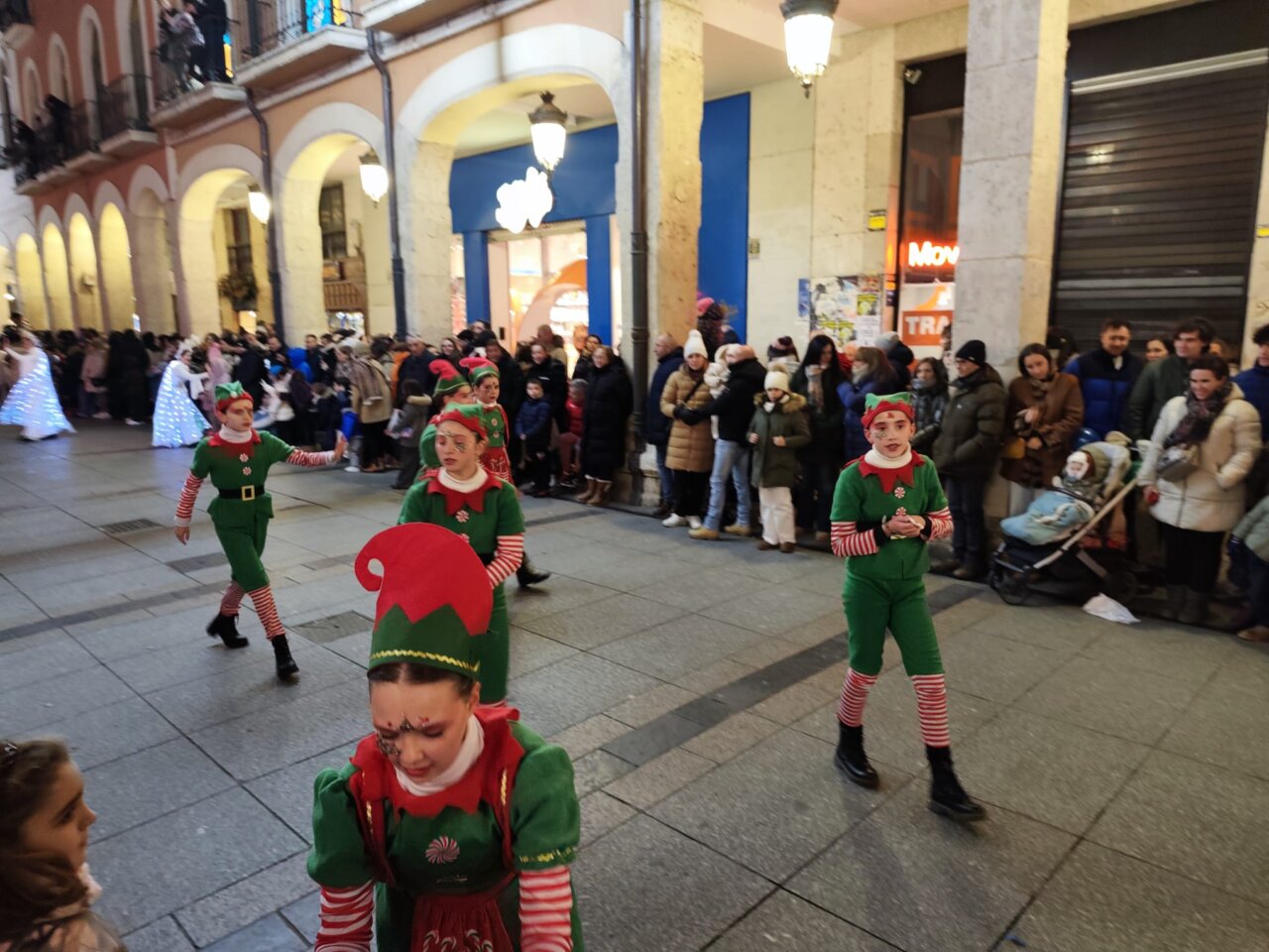 Niños disfrazados de elfos en la cabalgata de Reyes en Palencia