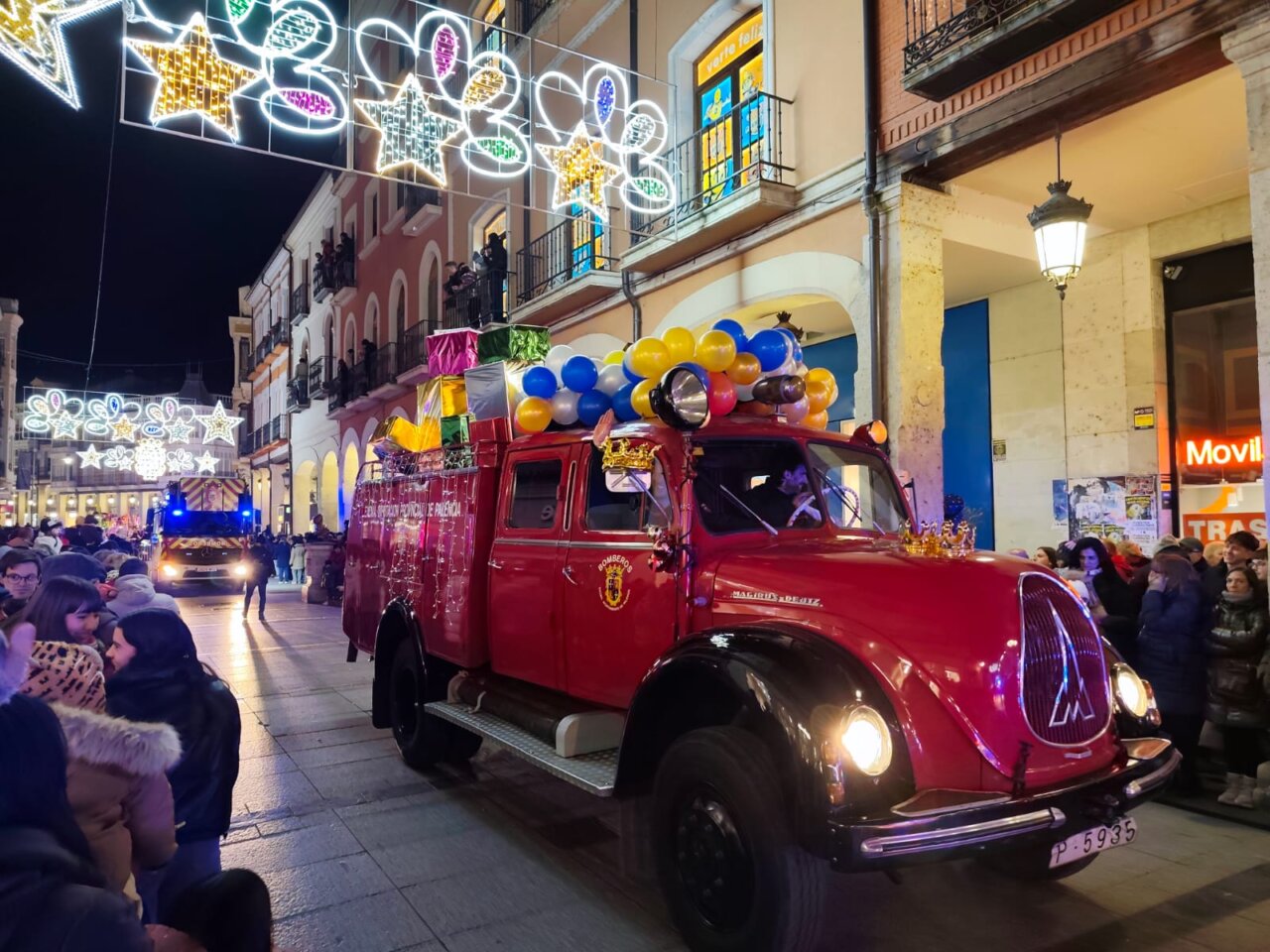 Camión decorado en la cabalgata de Reyes en Palencia con luces y globos