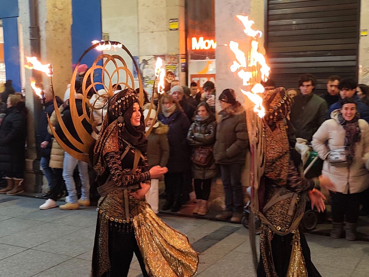 Participantes de la cabalgata de Reyes en Palencia con trajes brillantes y antorchas