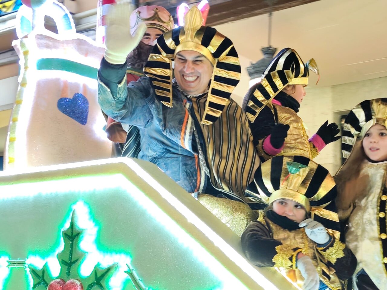 Participantes en la cabalgata de Reyes Magos en Palencia con disfraces brillantes