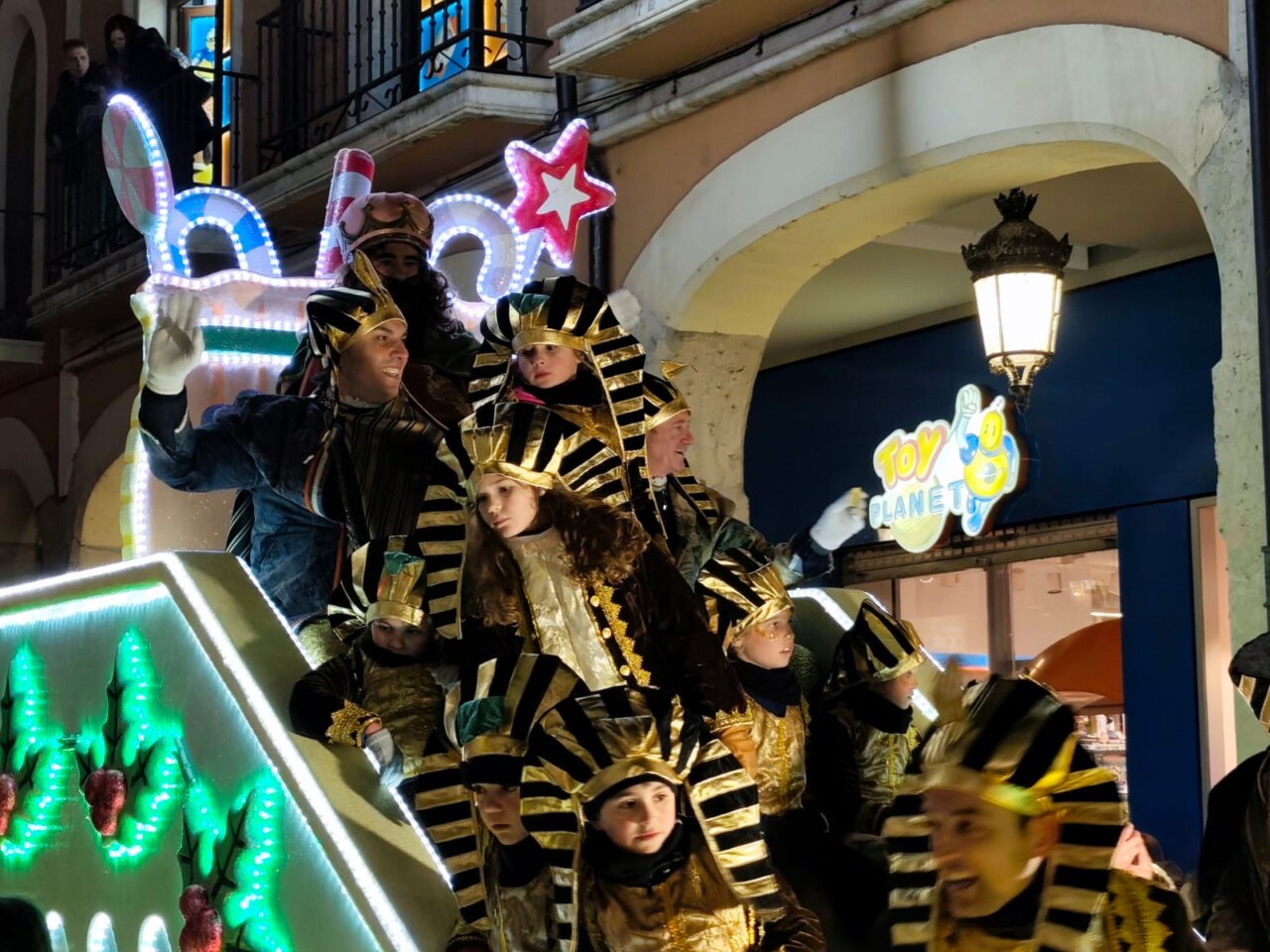 Participantes en la cabalgata de Reyes Magos en Palencia con vestimenta dorada y negra.