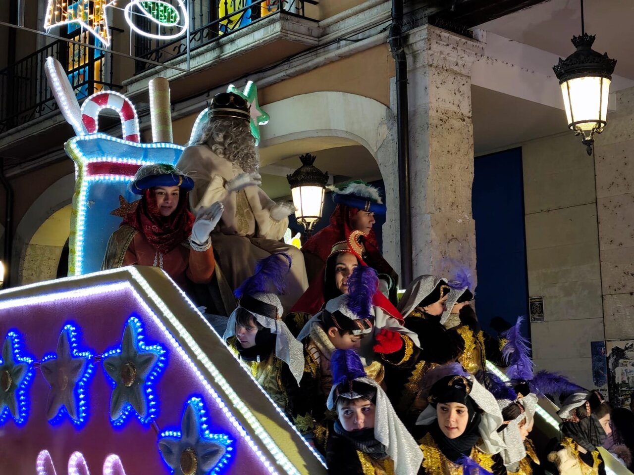 Cabalgata de Reyes en Palencia con carroza iluminada y participantes