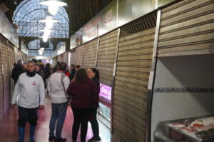 Comerciantes en la Plaza de Abastos durante una protesta indefinida