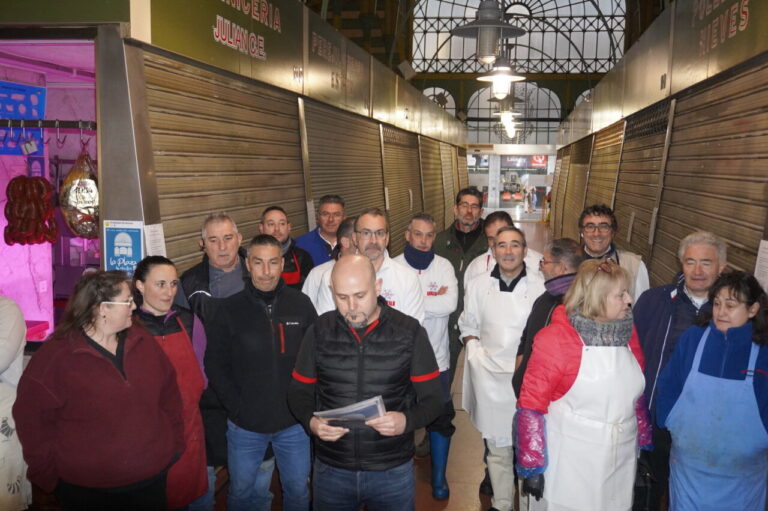 Comerciantes de la Plaza de Abastos en protesta por problemas municipales
