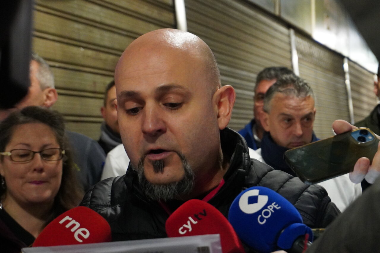 Comerciante leyendo un comunicado durante la protesta en la Plaza de Abastos