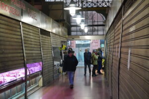 Comerciantes en la Plaza de Abastos de Palencia durante una protesta