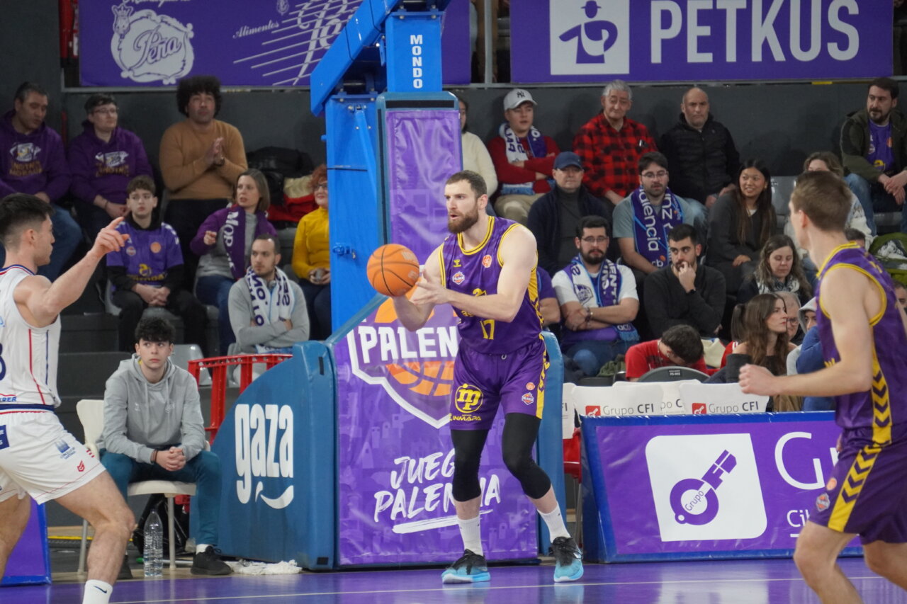 Jugador del Palencia Baloncesto lanzando el balón en un partido