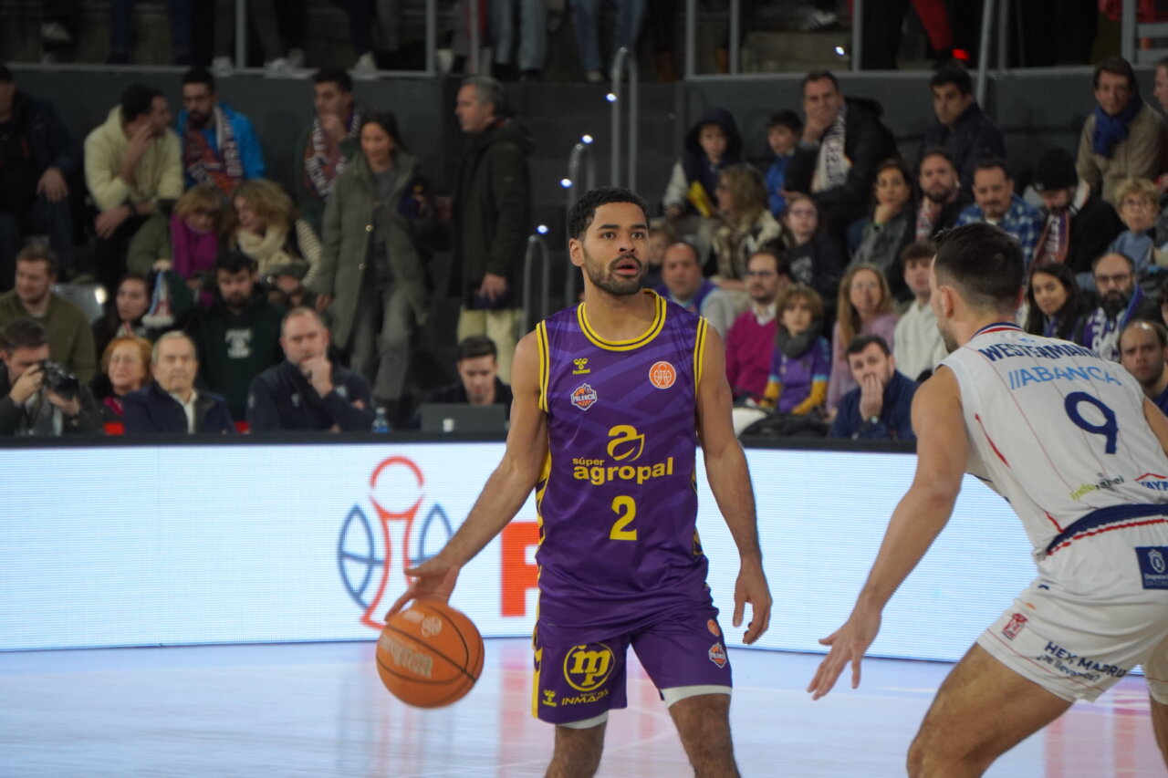 Jugador del Súper Agropal Palencia con balón en un partido de baloncesto