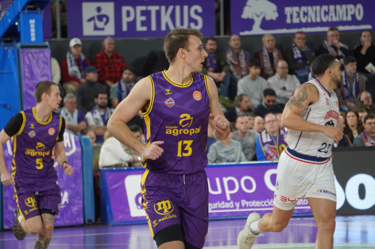 Jugadores del Súper Agropal Palencia en un partido de baloncesto