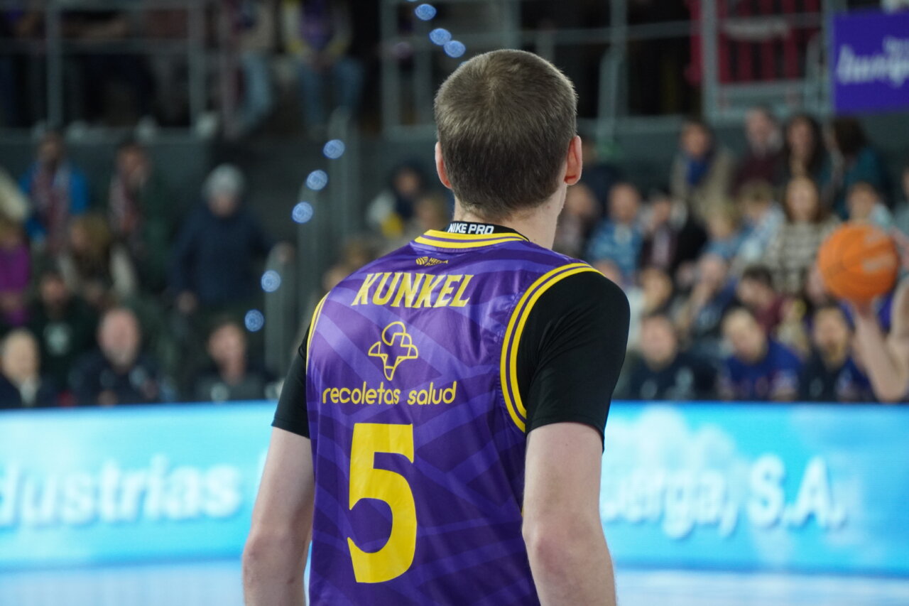 Jugador del Palencia Baloncesto con camiseta número 5 durante un partido