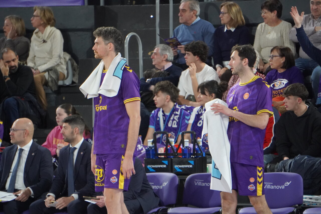 Jugadores del Súper Agropal Palencia en el banquillo durante un partido de baloncesto